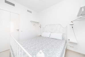 3 bedrooms, desk, iron/ironing board, free WiFi