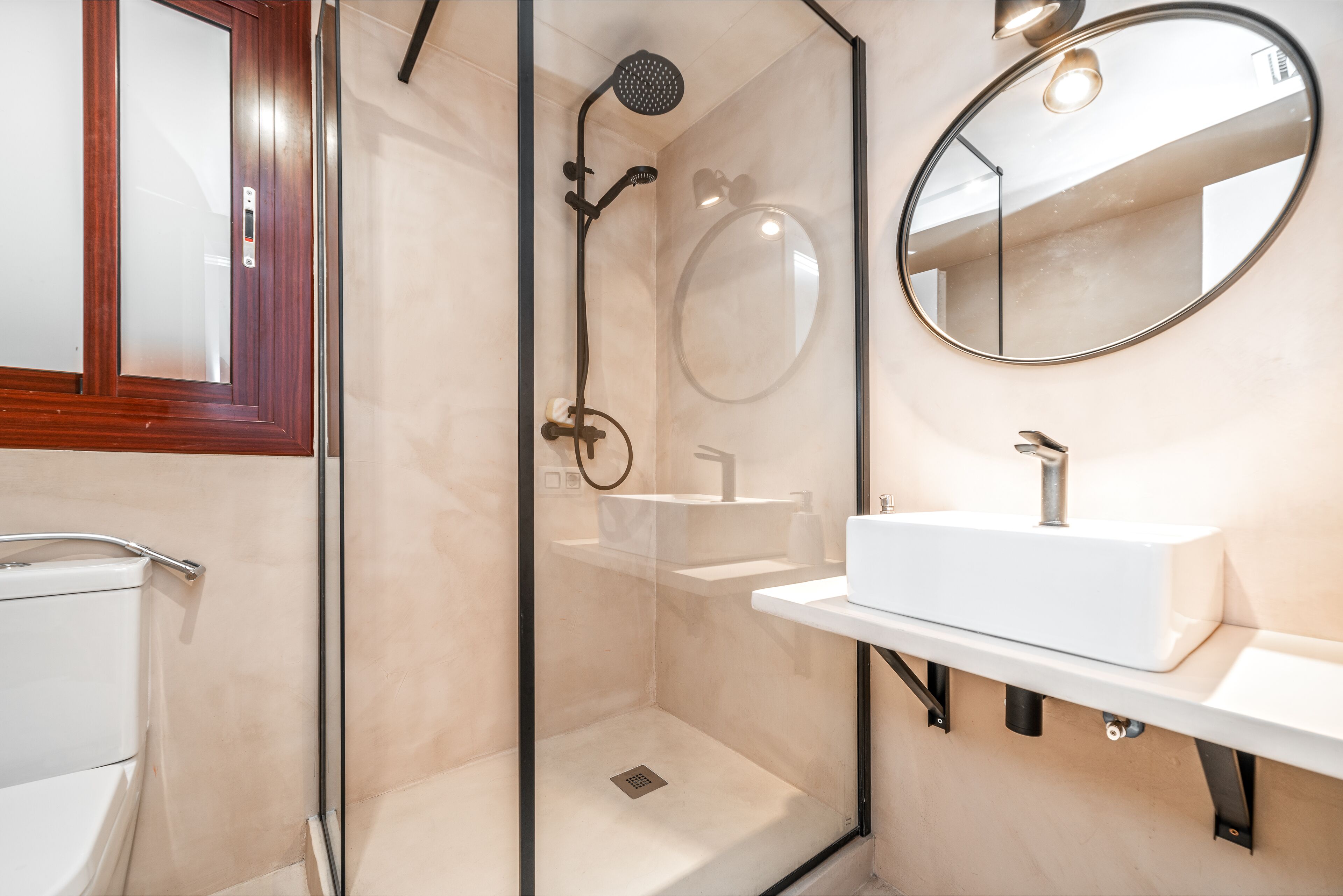 Dusche, Haartrockner, Bidet, Handtücher