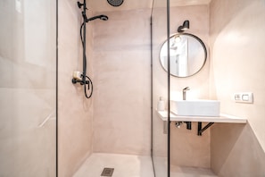 Een douche, een haardroger, een bidet, handdoeken
