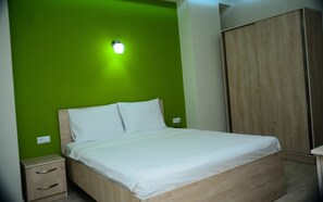 In-room safe, desk, soundproofing, rollaway beds - Hotel Jeal (Batumi)