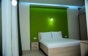 Een kluis op de kamer, een bureau, geluiddichte muren, extra bedden