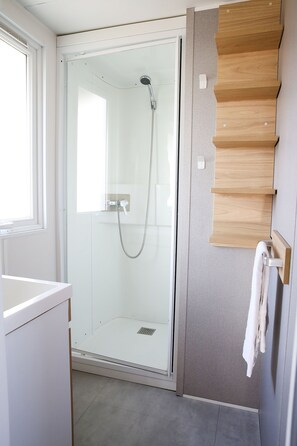 Premium-Bungalow, 2 Schlafzimmer (Dalí) | Badezimmer | Dusche, kostenlose Toilettenartikel, Handtücher, Toilettenpapier