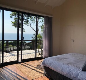 全景别墅, 多张床 | 办公桌、床单