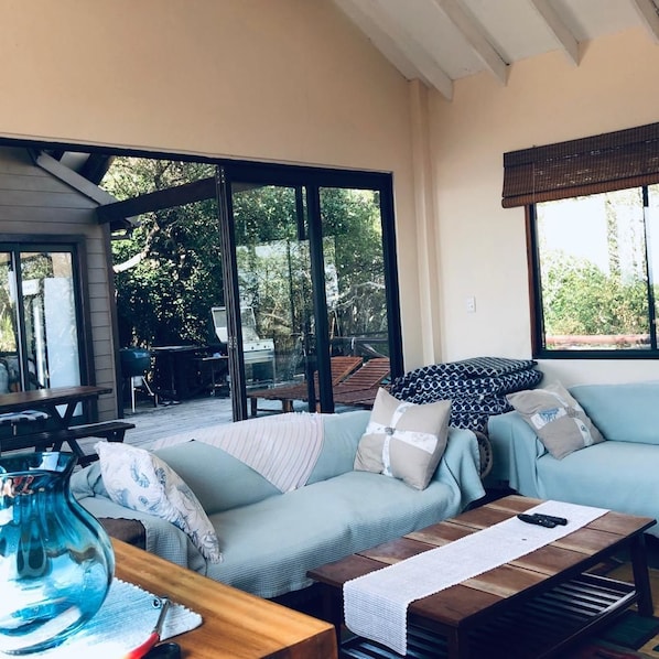 全景别墅, 多张床 | 起居区 | 平板电视、壁炉