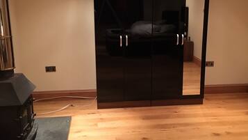 Kamar Quadruple Premium | Meja kerja, tirai kedap cahaya, setrika/meja setrika, dan Wi-Fi gratis