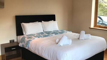 Meja kerja, tirai kedap cahaya, setrika/meja setrika, dan Wi-Fi gratis