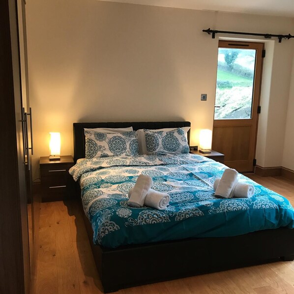 Escritorio, cortinas blackout y tabla de planchar con plancha