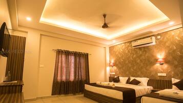 Deluxe Triple Room, Multiple Beds, City View | 1 bedroom, individually decorated, individually furnished, desk