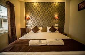 Standard Double Room, 1 Double Bed, City View | 1 bedroom, individually decorated, individually furnished, desk - Oak Field Inn (Kanayannur)
