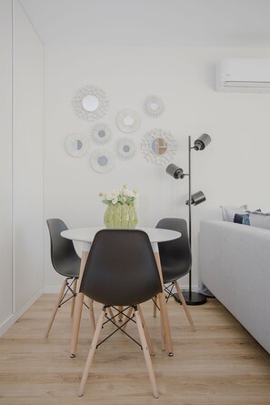 Apartment | In-room dining - Liiiving | Bright Light Studio (Porto)