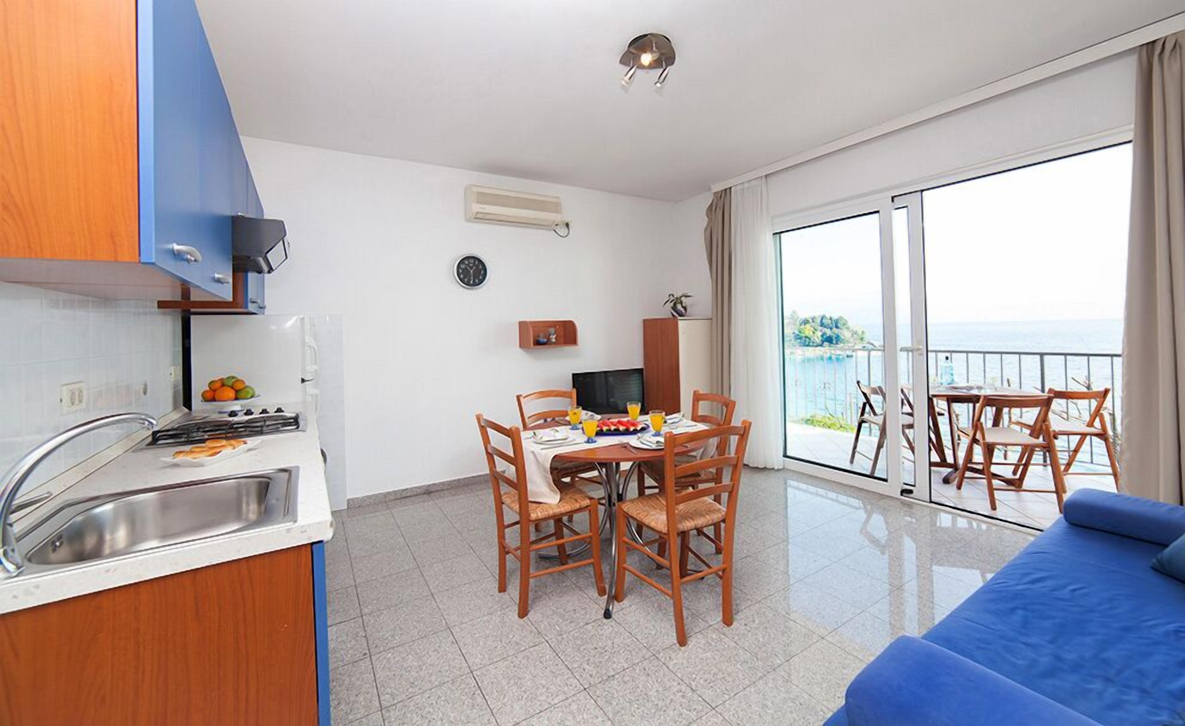 Apartment, Balcony, Sea View | Living area
