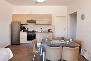 Apartment, 2 Schlafzimmer, Terrasse, Meerblick | Eigene Küche | Großer Kühlschrank, Herdplatte, Wasserkocher mit Kaffee-/Teezubehör