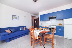 Apartment, Balkon, Meerblick | Eigene Küche | Großer Kühlschrank, Herdplatte, Wasserkocher mit Kaffee-/Teezubehör