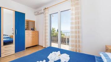 Talo, 2 makuuhuonetta | Työpöytä, vuodevaatteet