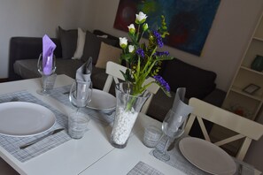 Comfort-Apartment, 2 Doppelbetten, Stadtblick | Wohnbereich