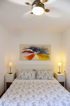 Apartamento panorámico, 1 habitación, balcón, vistas al lago | Ropa de cama de alta calidad, cortinas opacas, camas supletorias
