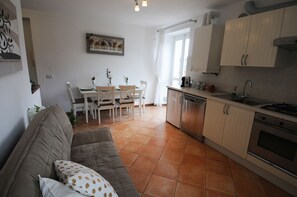 Apartamento panorámico, 1 habitación, balcón, vistas al lago | Cocina privada | Frigorífico, placa de cocina y máquina de café espresso