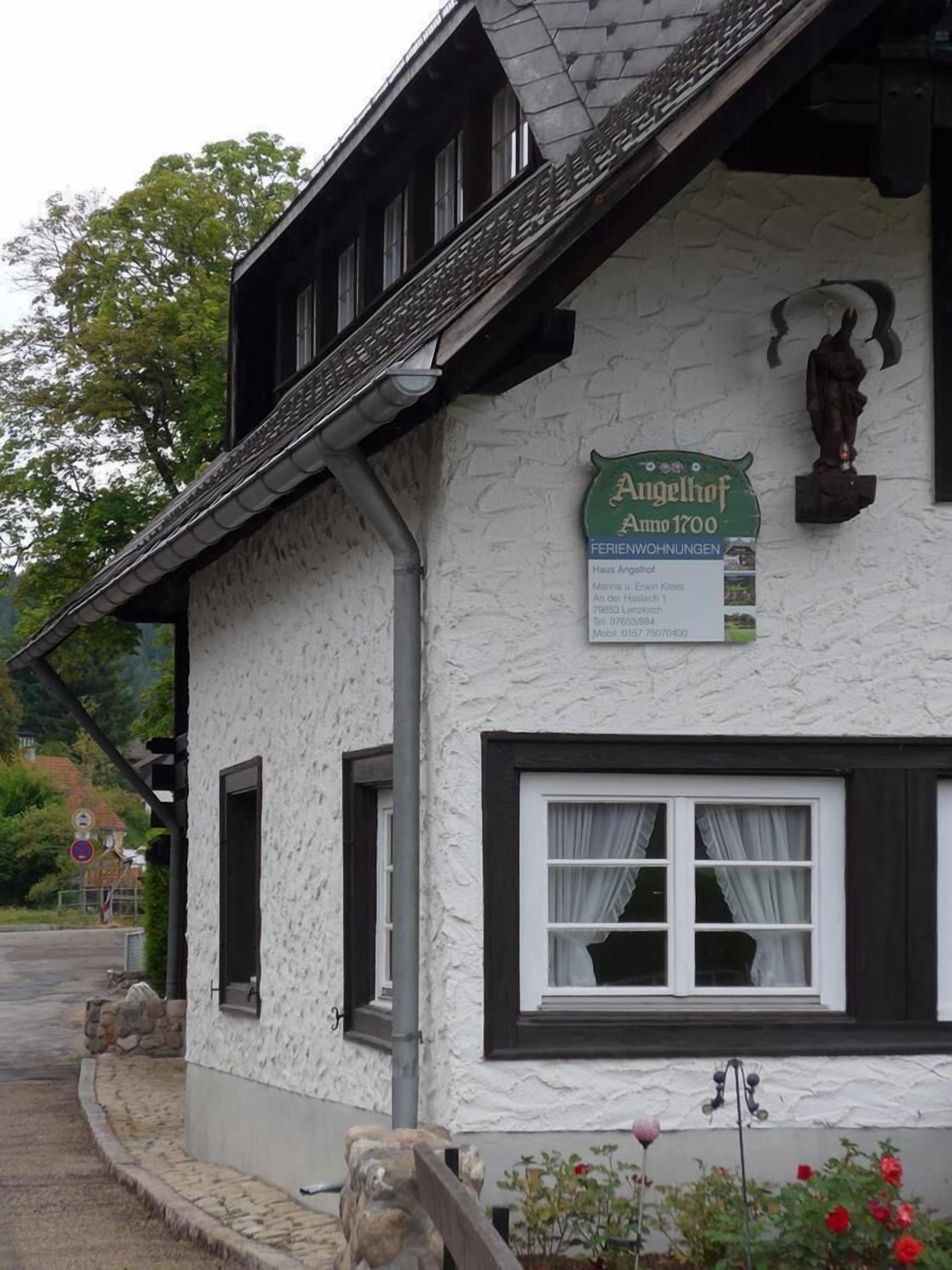 Il s’agit d’un bâtiment traditionnel, reconnaissable à une enseigne indiquant qu’il s’agit d’une maison d’hôtes datant de 1700.