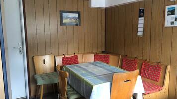 Classic-Apartment, 2 Schlafzimmer (Nr. 1) | Essbereich im Zimmer
