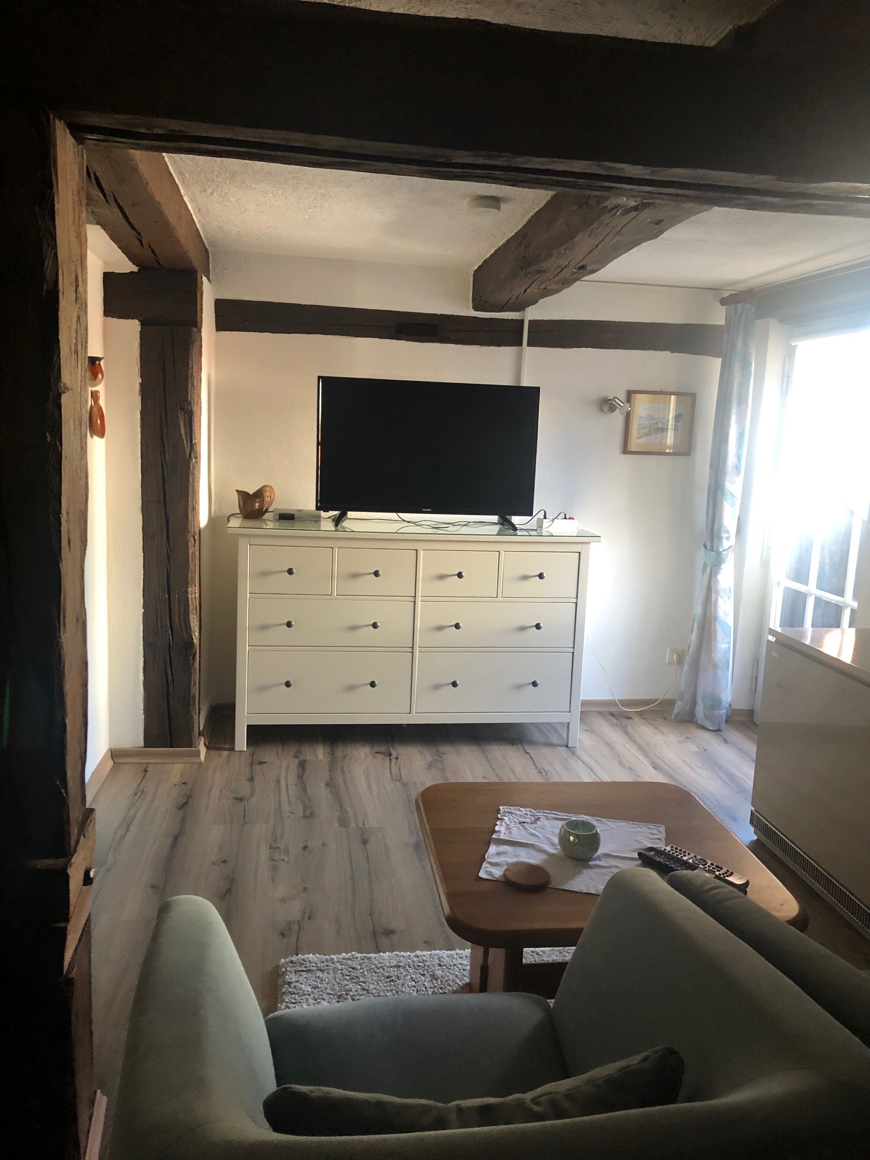 basic studio suite (nr. 2) | living area | flat-screen tv