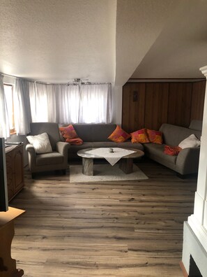 Classic Condo, 2 Bedrooms (Nr. 1) | Living room | Flat-screen TV - Schwarzwaldhaus Angelhof (Lenzkirch)