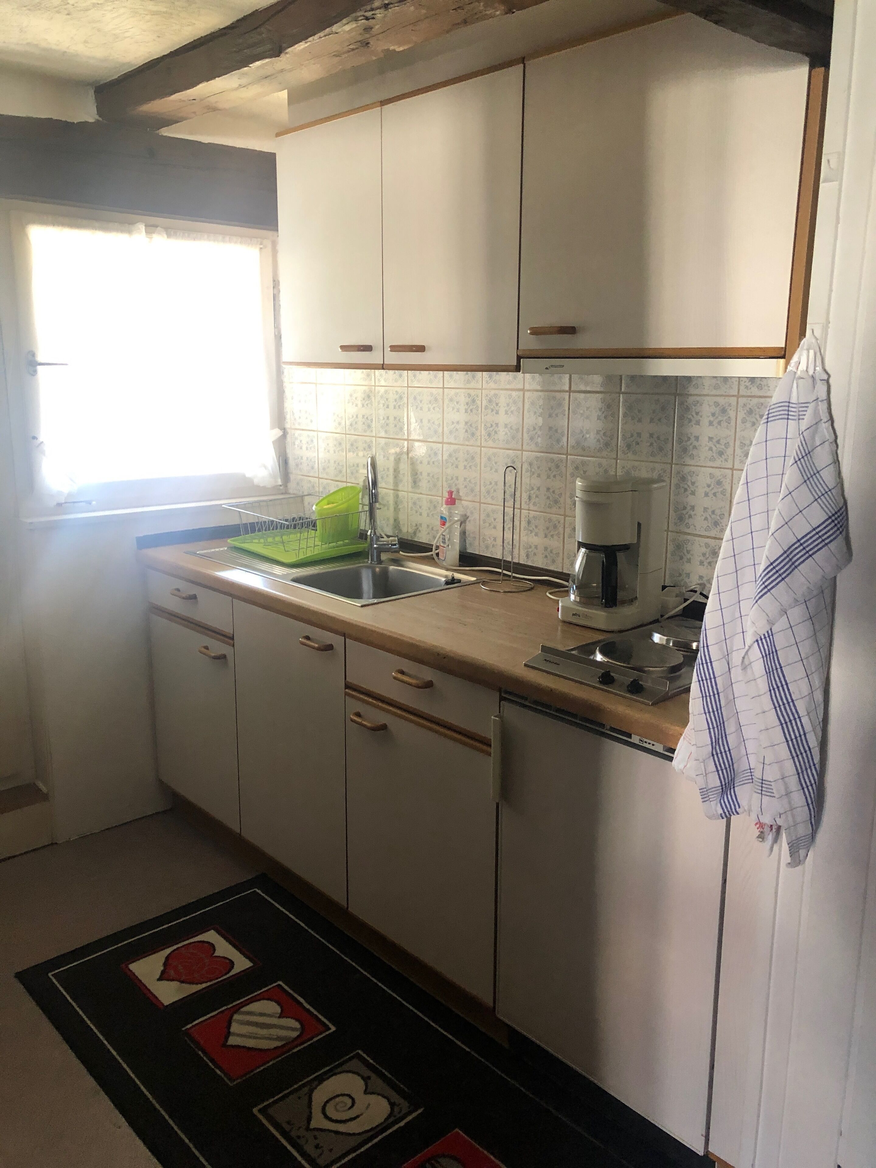 basic studio suite (nr. 2) | private kitchen | full-sized fridge, microwave, stovetop, coffee/tea maker