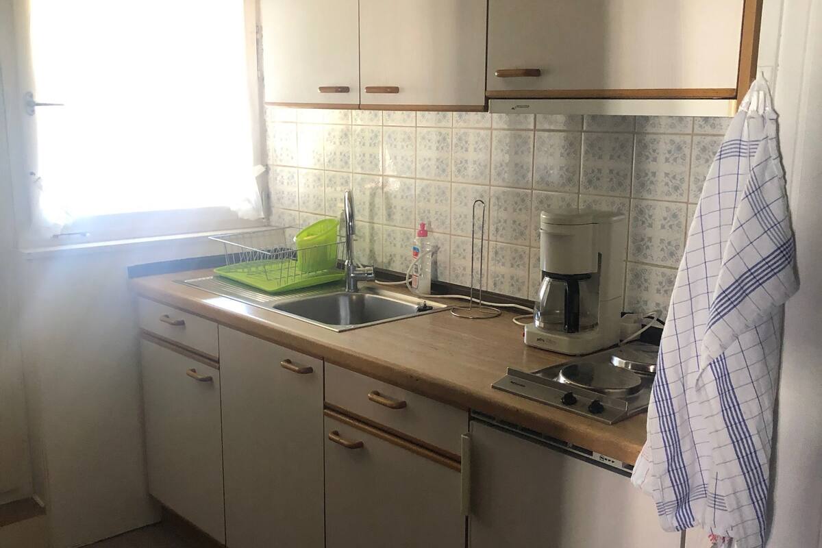 basic studio suite (nr. 2) | private kitchen | full-sized fridge, microwave, stovetop, coffee/tea maker