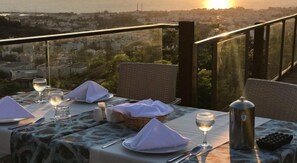 Petit déjeuner, déjeuner et dîner servis sur place