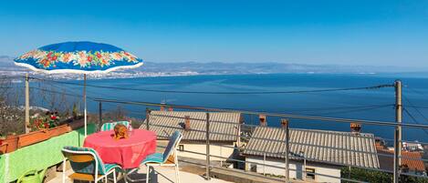 House, 1 Bedroom | Iron/ironing board, free cribs/infant beds, free WiFi, bed sheets