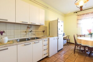 Appartement, 3 chambres, vue mer | Cuisine privée | Réfrigérateur, micro-ondes, four, plaque de cuisson