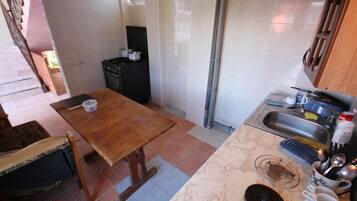 Een koelkast, een oven, een kookplaat, een waterkoker