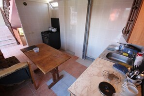 Frigorifero, forno, piano cottura, bollitore elettrico