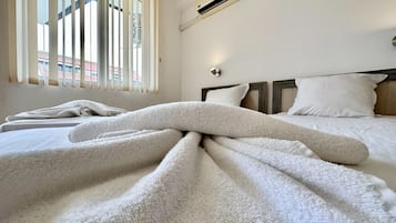 Apartamento clássico, vista para a piscina | 2 quartos, Wi-Fi (sobretaxa), roupa de cama