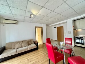 Apartamento clásico, vistas a la piscina | Sala de estar | Televisión de pantalla plana de 20 cm con canales por cable