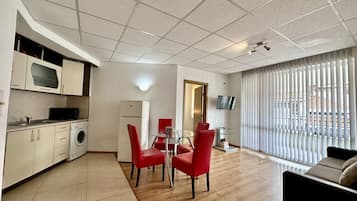Apartamento clássico, vista para a piscina | Sala de estar | TV de tela plana 20 cm com canais a cabo