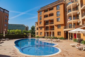 시즌별로 운영되는 야외 수영장, 일광욕 의자