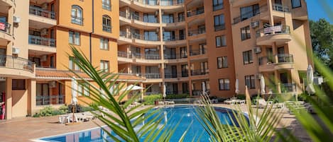 Seasonal outdoor pool, sun loungers