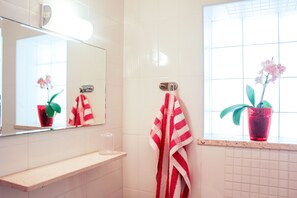 Căn hộ Tiêu chuẩn, ban công | Phòng tắm | Buồng tắm vòi sen, máy sấy tóc, khăn tắm 