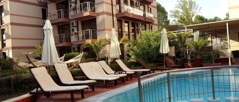 Una piscina al aire libre de temporada