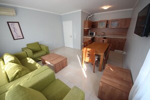 Apartment, 2 Schlafzimmer | Eigene Kochnische | Kühlschrank, Mikrowelle, Ofen, Herdplatte