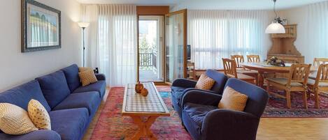 Télévision, table de tennis de table, chaîne hi-fi