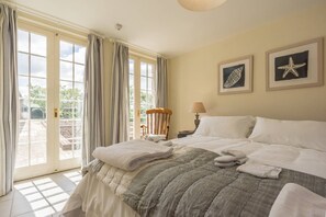 1 bedroom, iron/ironing board, WiFi, bed sheets - Pigsty Cottage - Luxurious apartment within orangery (Melksham)