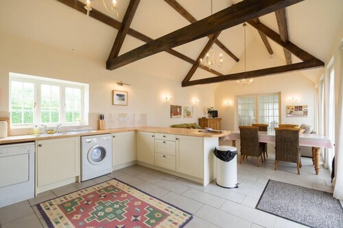 Pigsty Cottage - Luxurious apartment within orangery