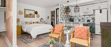 1 chambre, bureau, fer et planche à repasser, lit parapluie