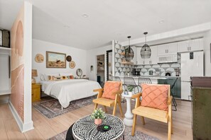 1 quarto, escrivaninha, ferros/tábuas de passar roupa, berço de viagem