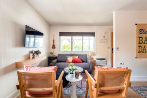 Smart TV, livros, biblioteca musical, videoteca