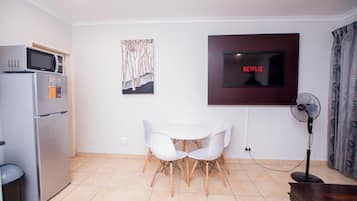 Prestigious Apartments Down Stairs | Essbereich im Zimmer