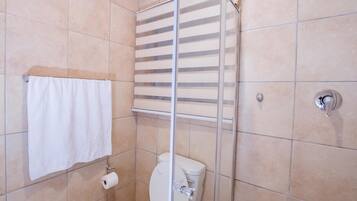 Prestigious Apartments Down Stairs | Baño | Regadera, amenidades de baño gratuitas, toallas