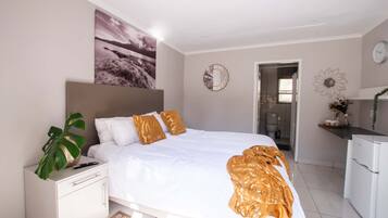 Suite estudio empresarial, 1 cama Queen size | 1 habitación, insonorización y tabla de planchar con plancha