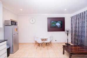 Prestigious Apartments Down Stairs | Opções para refeição no quarto